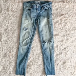 Hollister Cropped Ankle Jeans (Light Wash)
